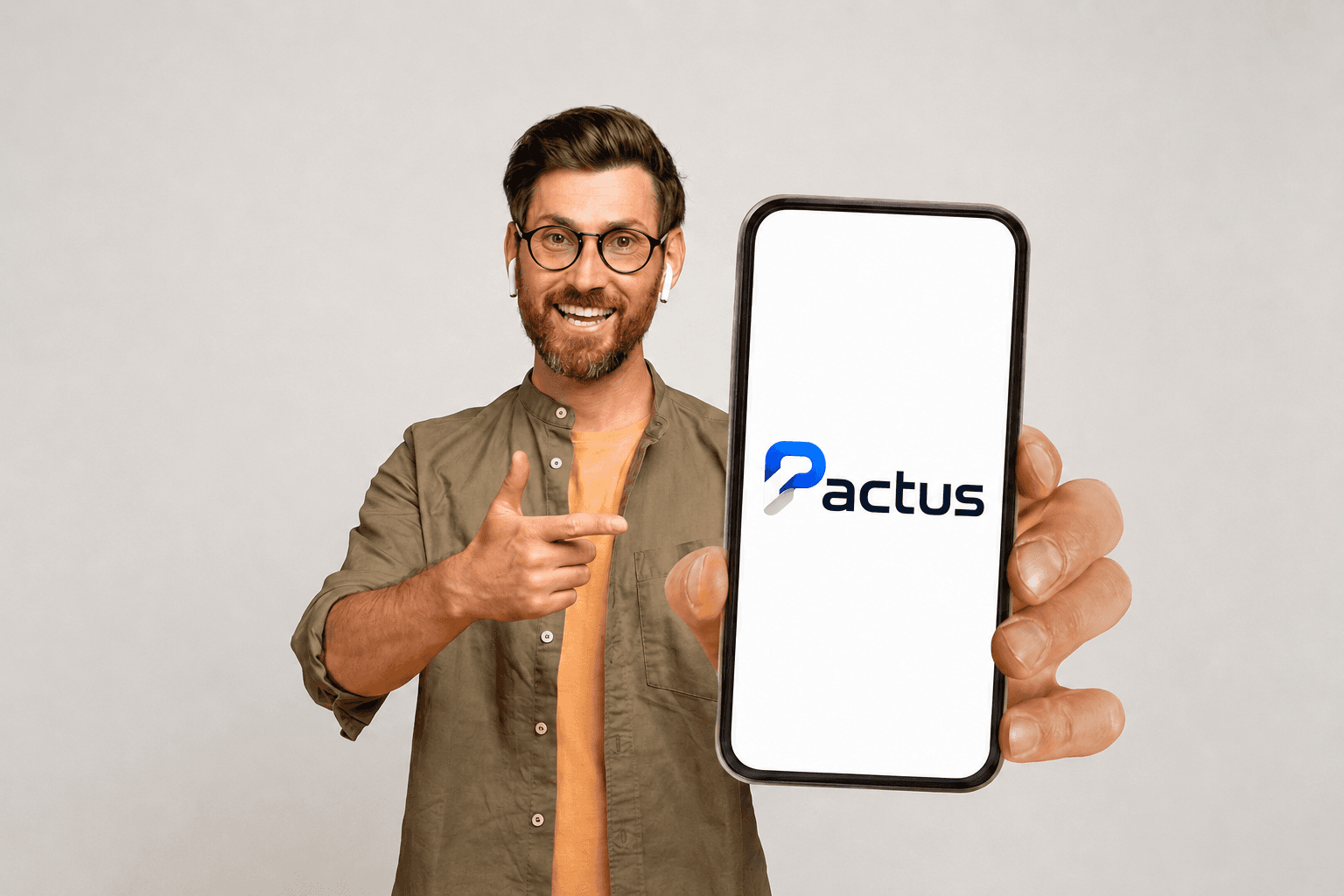 Pessoa utilizando o celular com o app Pactus